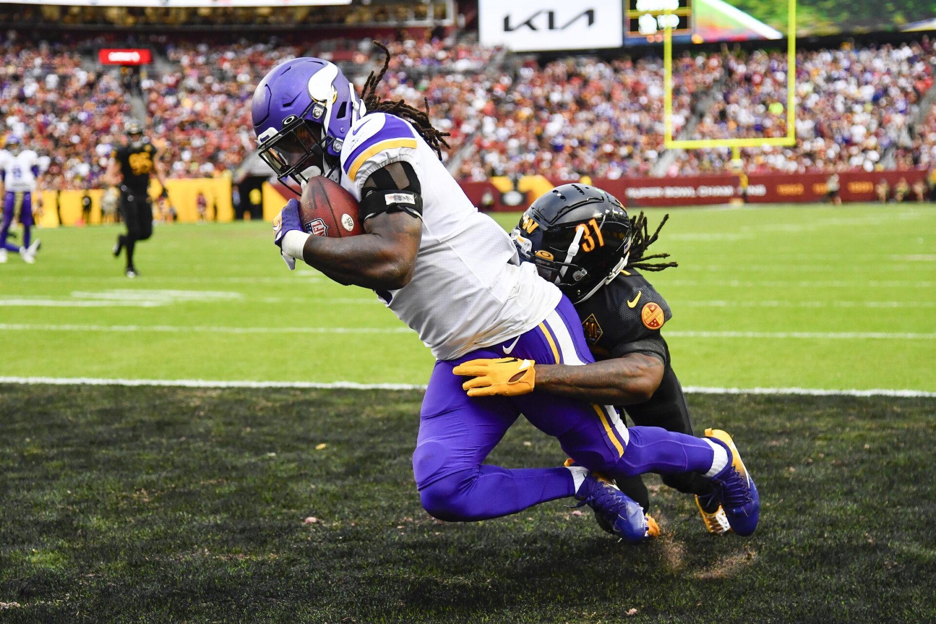 Minnesota Vikings RB Dalvin Cook (4) catches a pass for a touchdown against the Commanders.