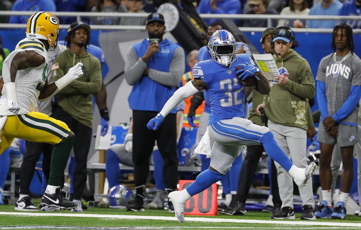 DETROIT, MI - NOVEMBER 15: Detroit Lions running back D'Andre Swift (32)  runs with the ball during the first half of a regular season game between  the Washington Football Team and the