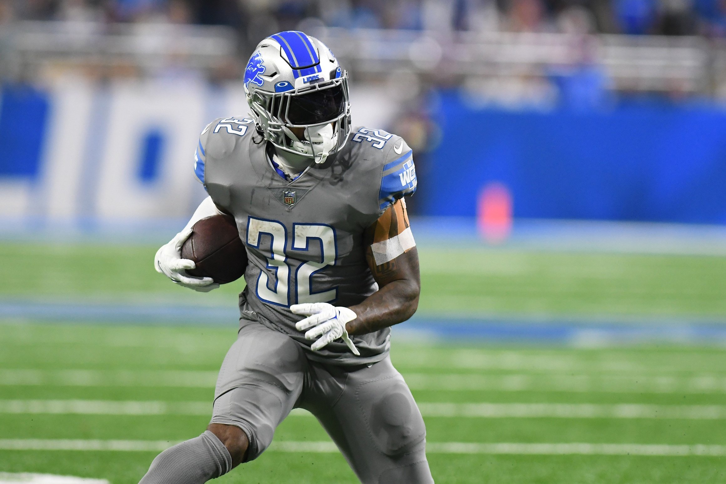 DETROIT, MI - NOVEMBER 15: Detroit Lions running back D'Andre Swift (32)  runs with the ball during the first half of a regular season game between  the Washington Football Team and the