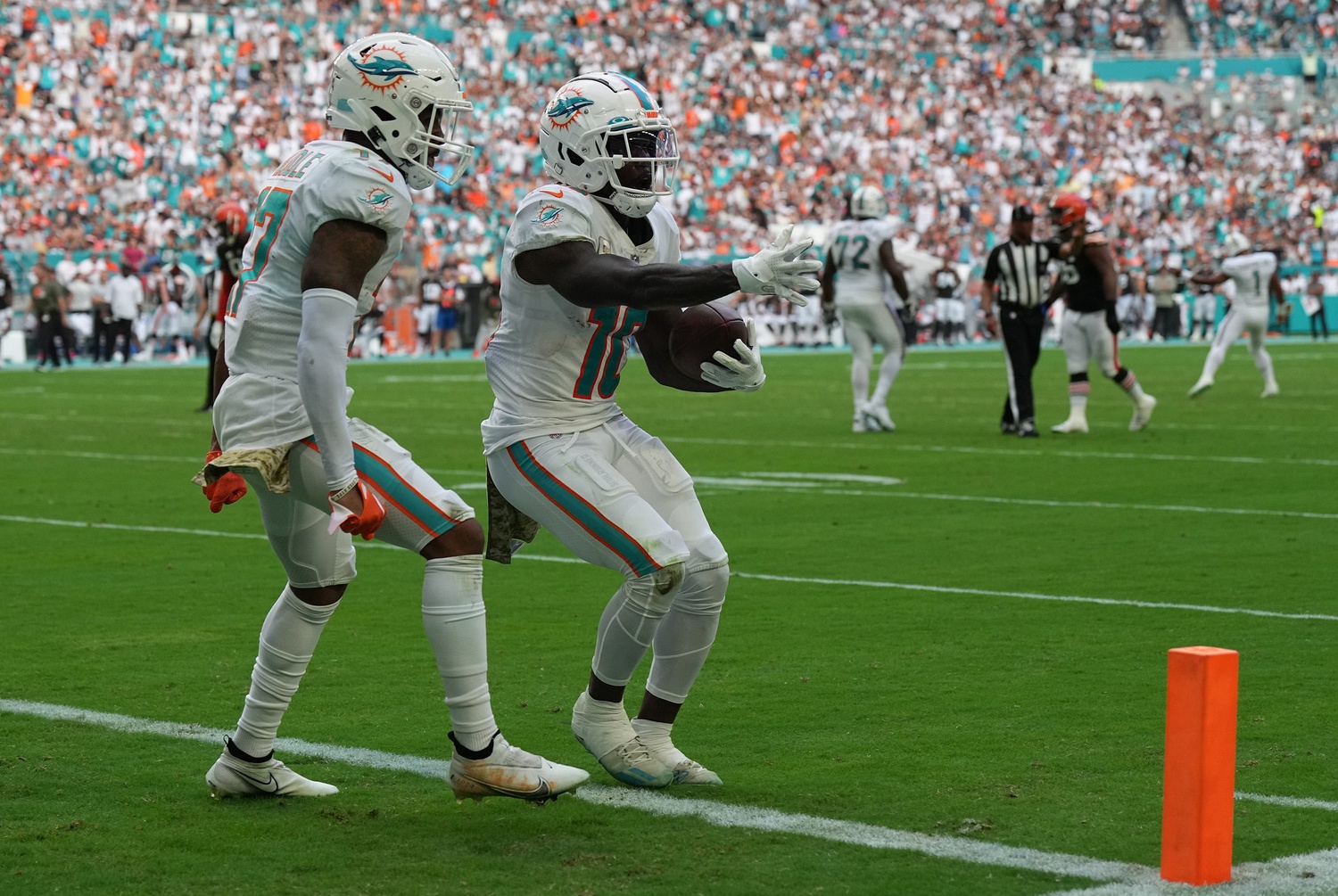 Who's the fastest Miami Dolphin: Tyreek Hill or Jaylen Waddle? 