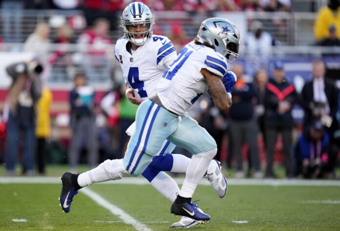 Dak Prescott (4) hands off to running back Ezekiel Elliott (21) during the first quarter of a NFC divisional round game against the San Francisco 49ers at Levi's Stadium.