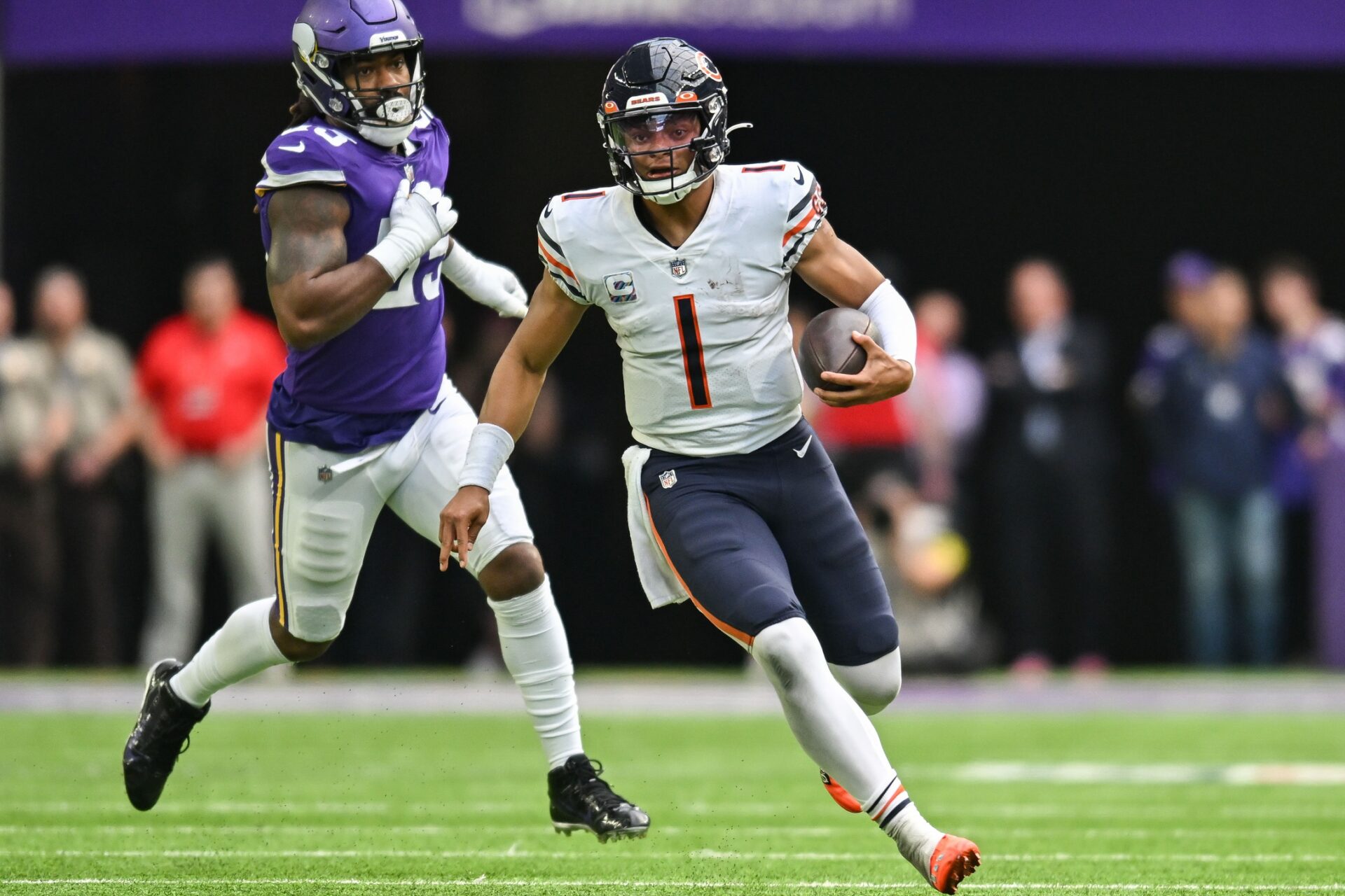 Chicago Bears QB Justin Fields (1) runs with the ball against Minnesota.