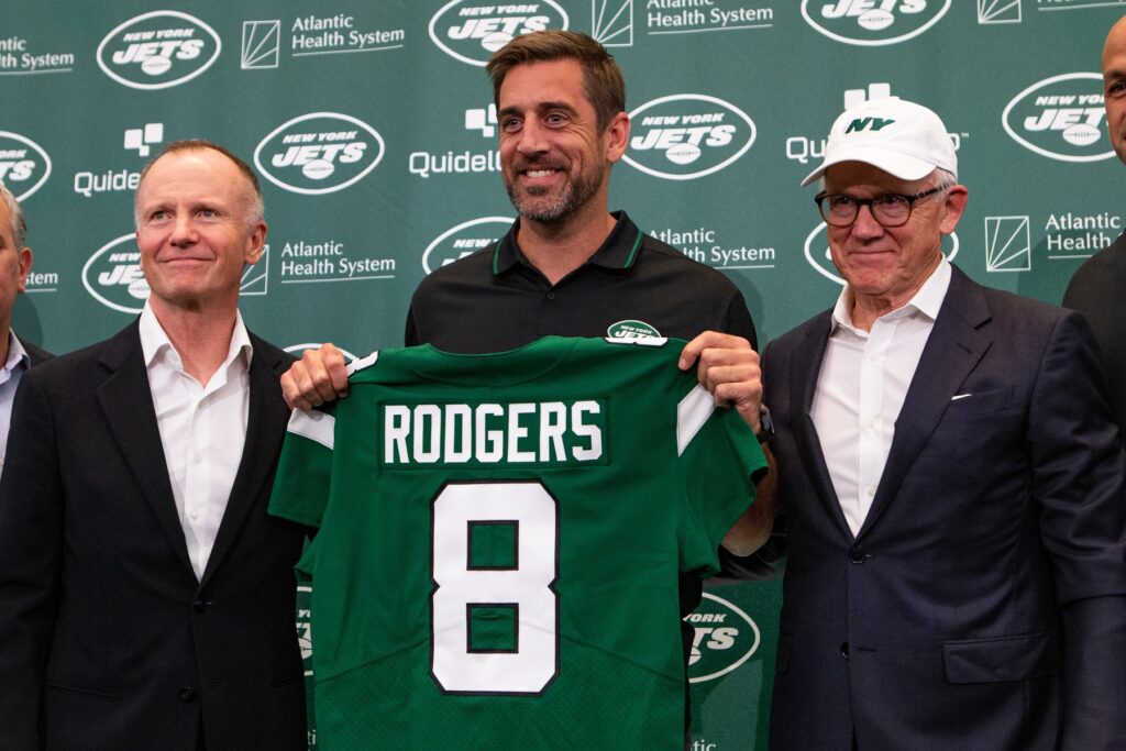 Aaron Rodgers (8) (center) poses for a photo with New York Jets owners Christopher Johnson (left) Woody Johnson (right) during the introductory press conference at Atlantic Health Jets Training Center.