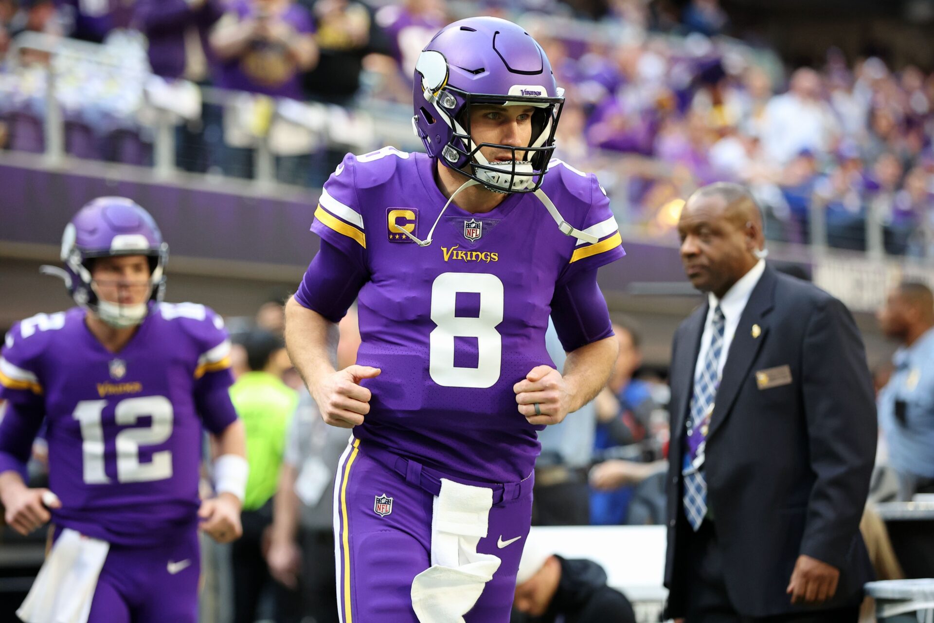 Kirk Cousins (8) runs onto the field before a wild card game against the New York Giants at U.S. Bank Stadium.