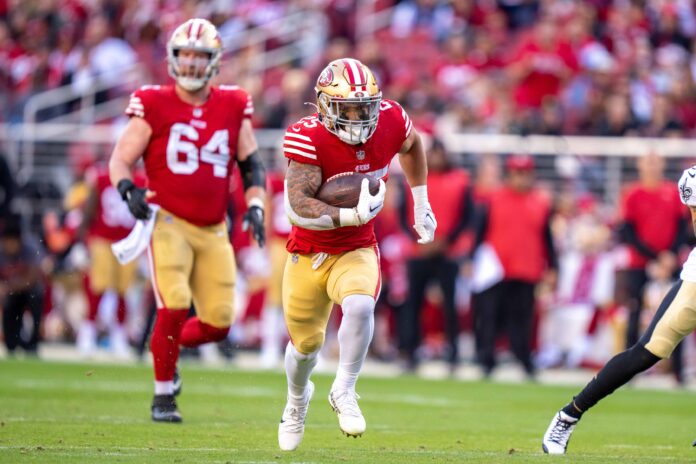 San Francisco 49ers running back Elijah Mitchell (25) runs against