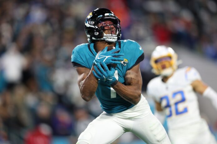 Jacksonville Jaguars WR Zay Jones (7) makes a TD catch against the Los Angeles Chargers,