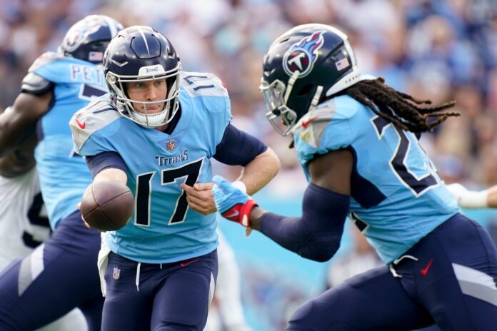 Tennessee Titans QB Ryan Tannehill (17) hands the ball off to RB Derrick Henry (22).