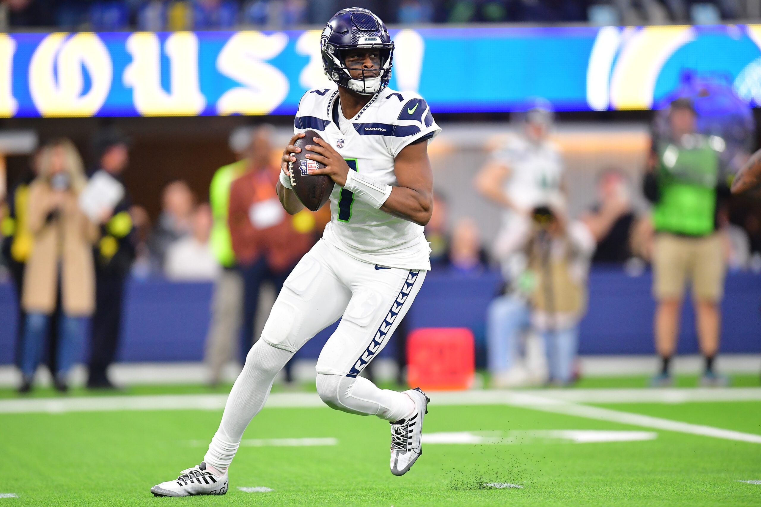 Geno Smith (7) drops back to pass against the Los Angeles Rams during the second half at SoFi Stadium.