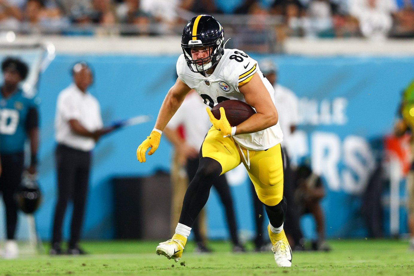 Pat Freiermuth (88) runs with the ball against the Jacksonville Jaguars in the second quarter at TIAA Bank Field.