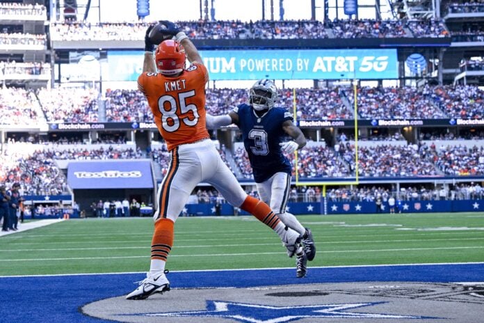 Chicago Bears tight end Cole Kmet (85) scores on an 11-yard