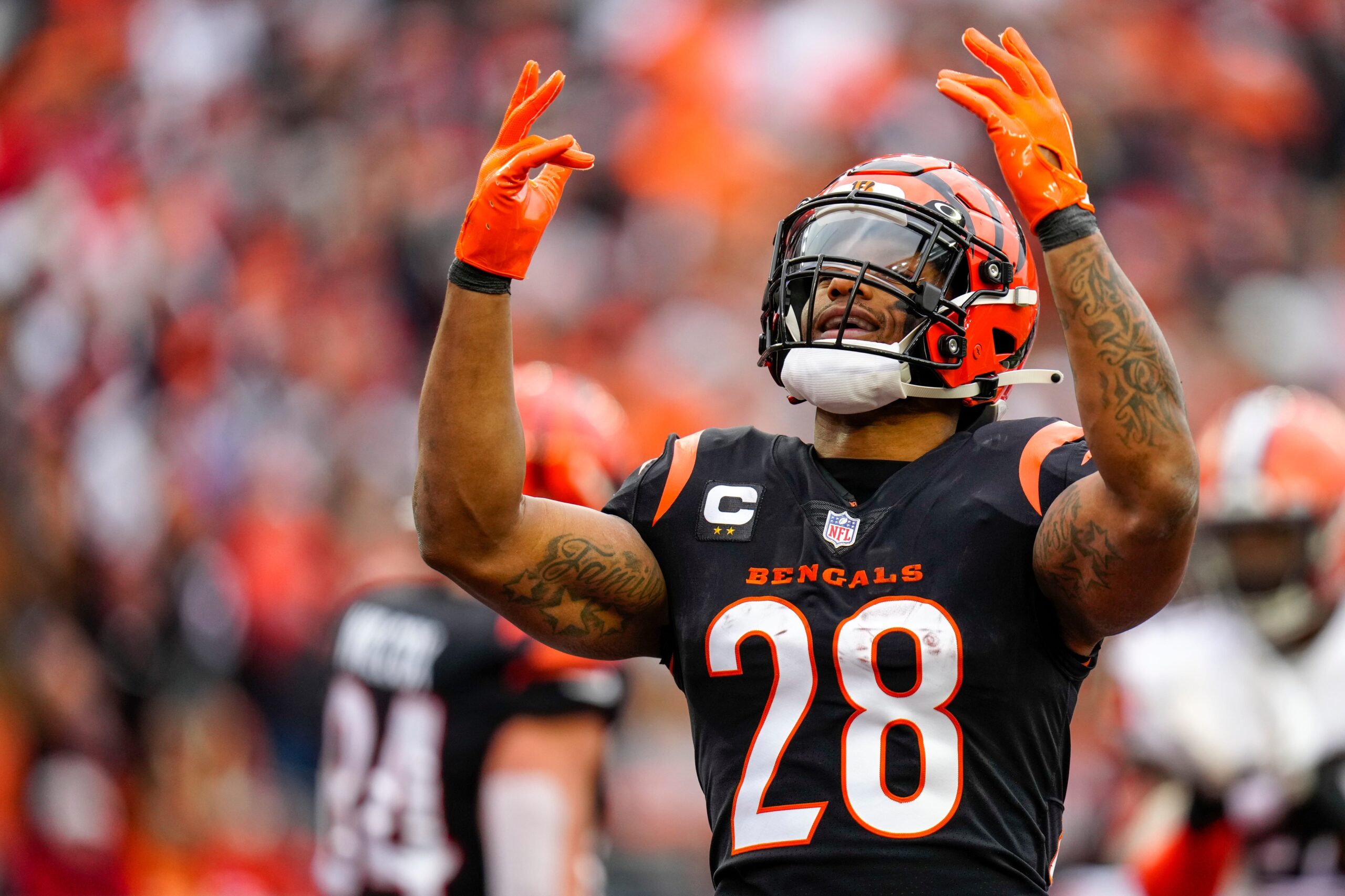 Cincinnati Bengals running back Joe Mixon (28) is chased by