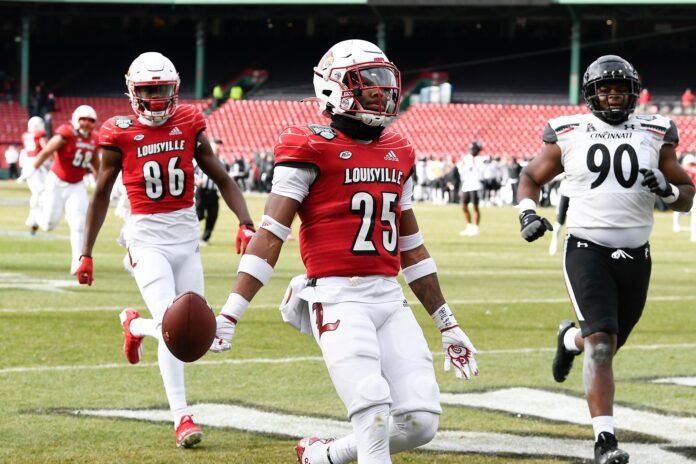 Louisville Cardinals RB Jawhar Jordan (25) runs in for a touchdown against the Cincinnati Bearcats.