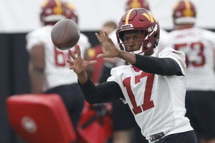 Washington Commanders wide receiver Terry McLaurin (17) runs