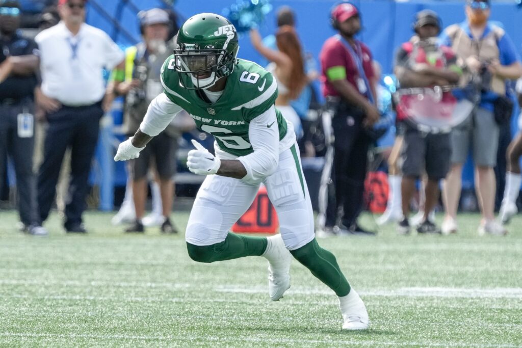 New York Jets wide receiver Mecole Hardman Jr. (6) runs the ball