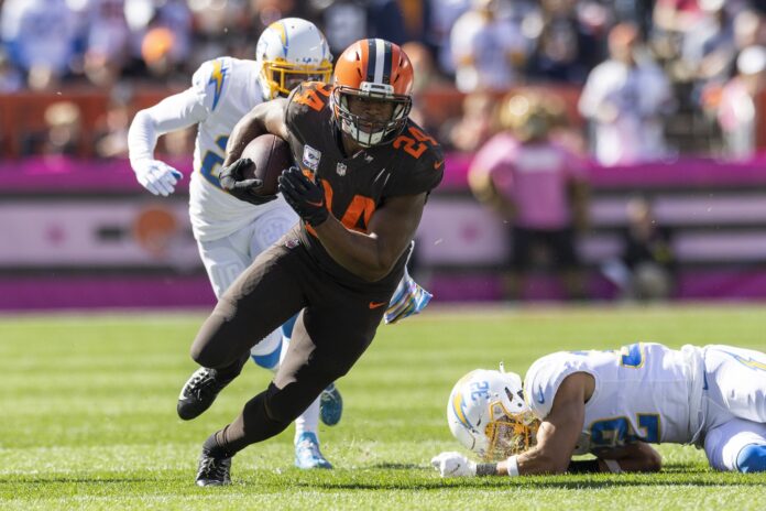 Cleveland Browns RB Nick Chubb (24) rushes the ball against the Los Angeles Chargers.