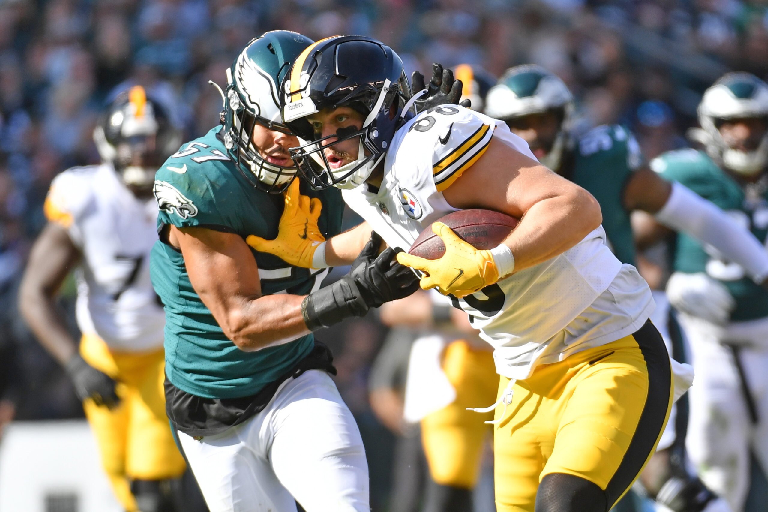 Pittsburgh Steelers tight end Pat Freiermuth (88) tries to get past Philadelphia Eagles linebacker T.J. Edwards (57) during the second quarter at Lincoln Financial Field. Mandatory Credit: Eric Hartline-USA TODAY Sportsnnsylvania