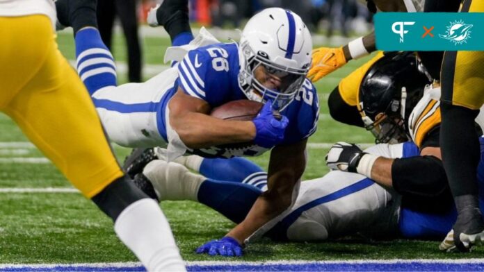 Indianapolis Colts RB Jonathan Taylor (28) dives into the end zone against the Pittsburgh Steelers.