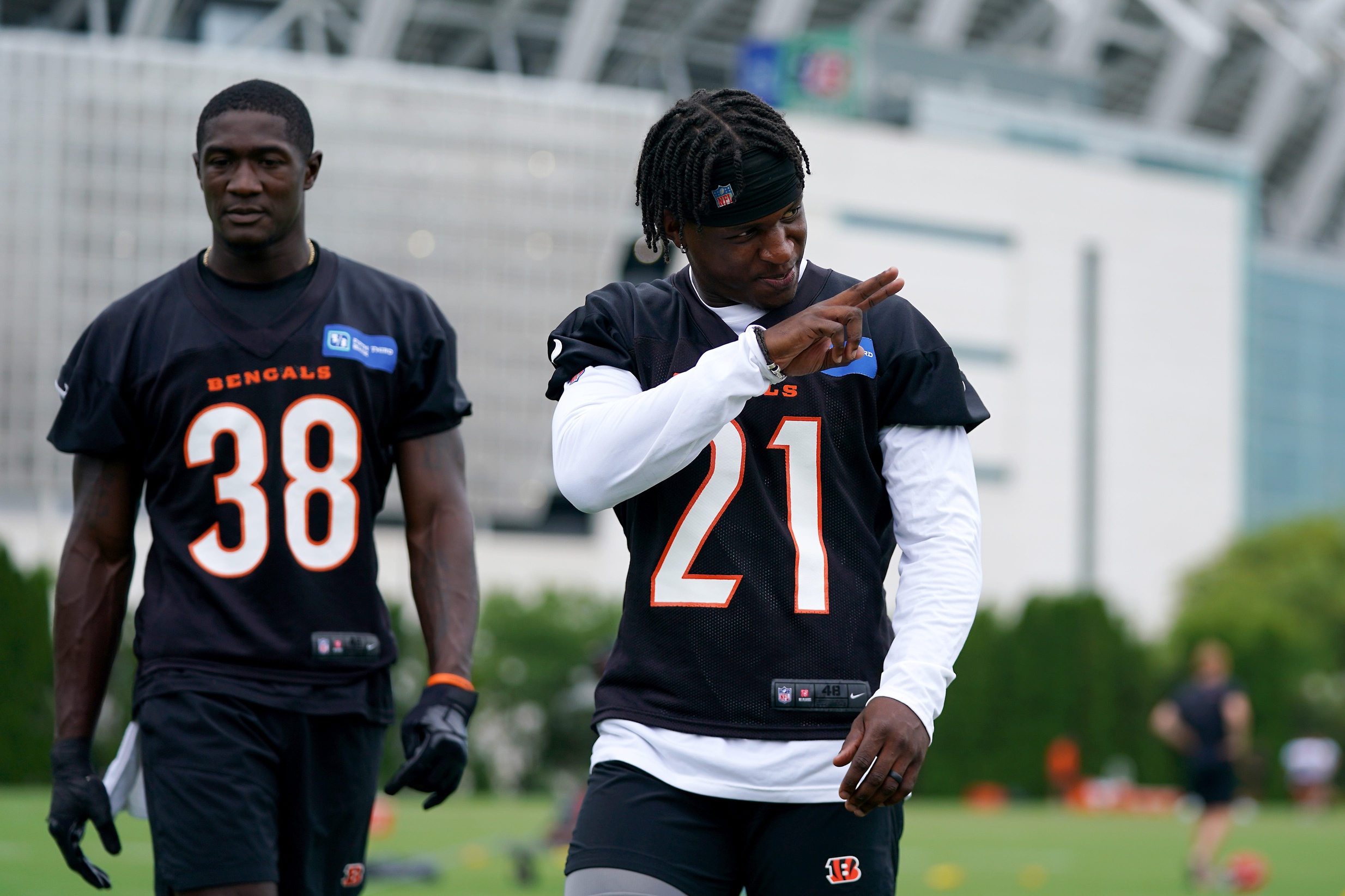 Cincinnati Bengals cornerback Mike Hilton (21) returns an