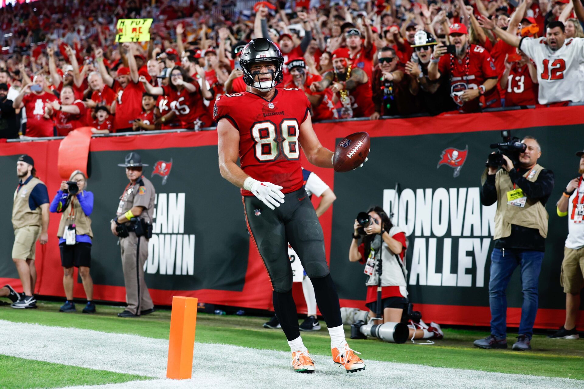 Cade Otton (88) reacts after scoring a touchdown against the New Orleans Saints during the fourth quarter at Raymond James Stadium.