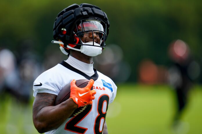 Cincinnati Bengals RB Joe Mixon (28) smiles while breaking away from a play during training camp.