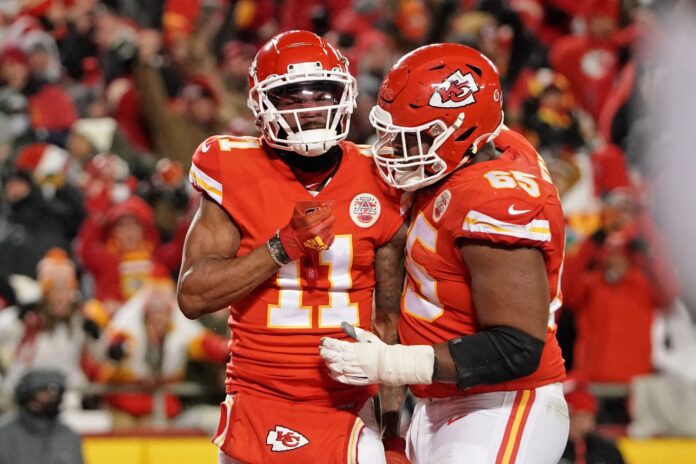 Chiefs to allow Marquez Valdes-Scantling, JuJu Smith-Schuster