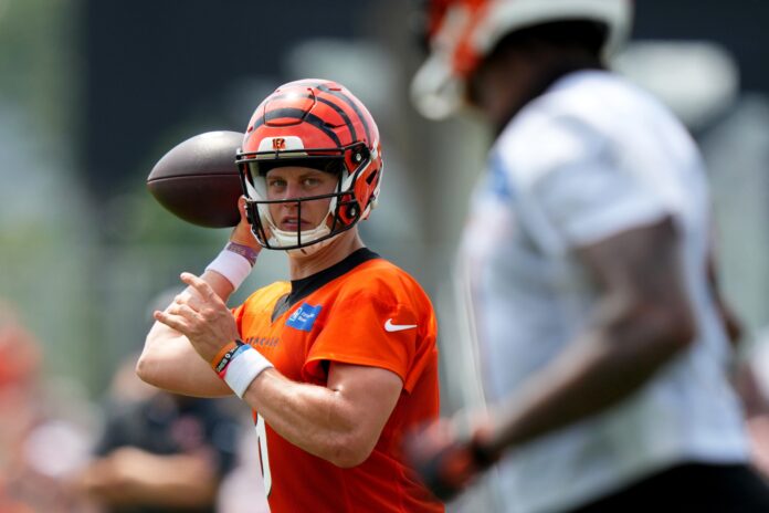 Cincinnati Bengals quarterback Joe Burrow (9) and wide receiver Ja