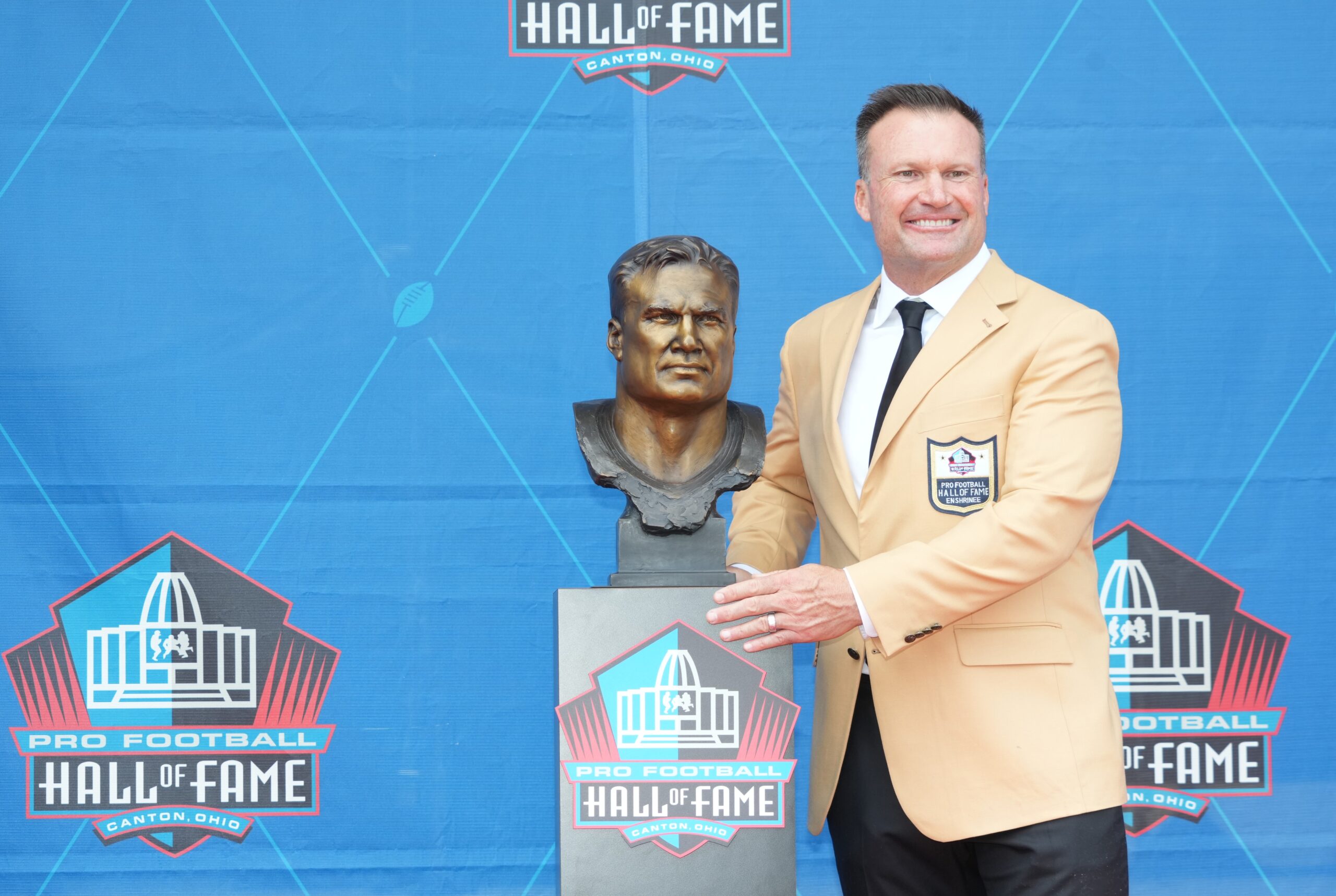 Zach Thomas Class Of 2023 In The Pro Football Hall Of Fame Home