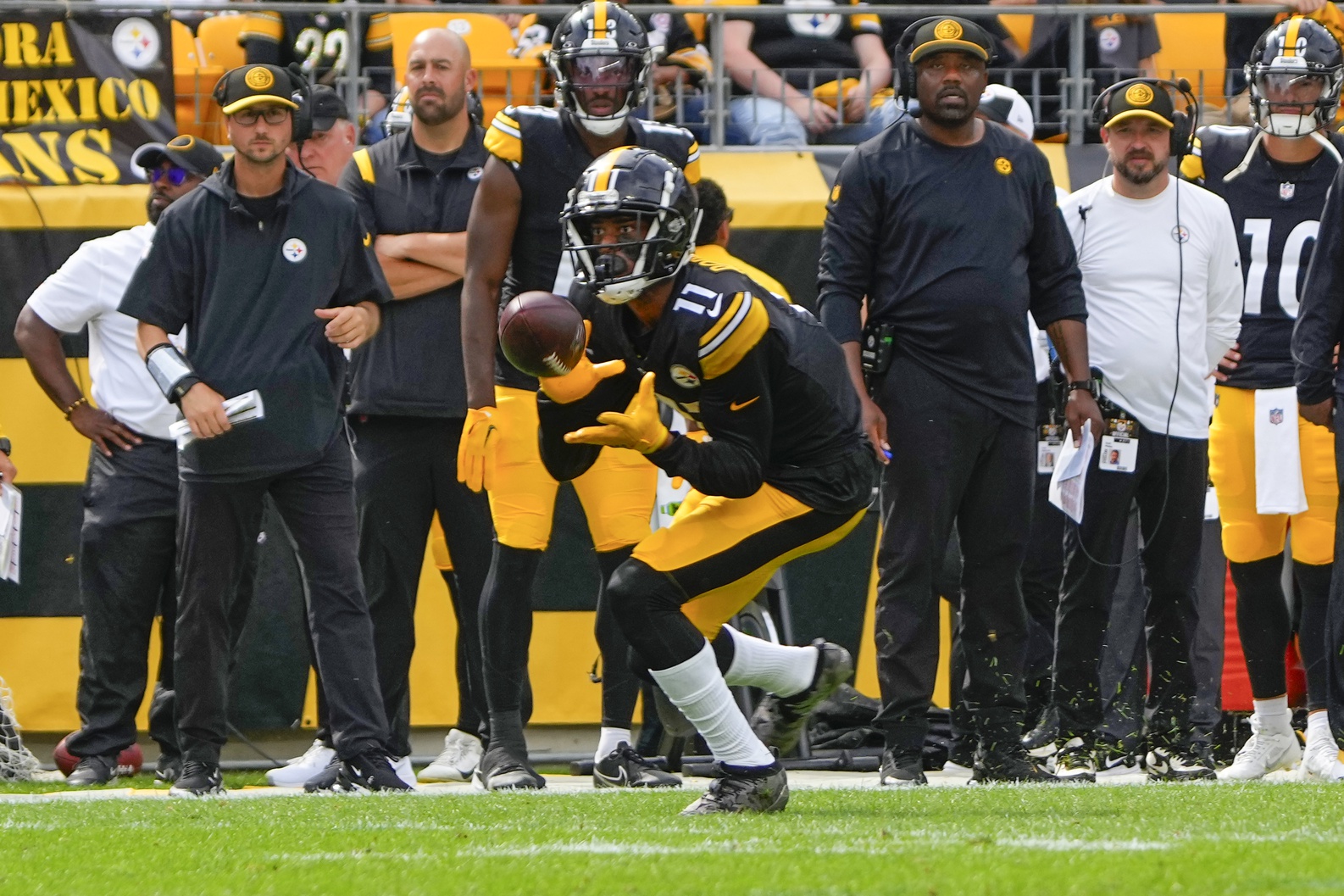 Zay Jones of the Las Vegas Raiders can't make the catch as Bobby