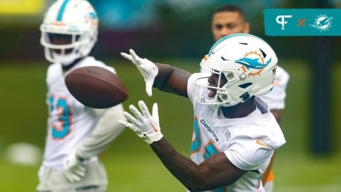 Miami Dolphins running back De Von Achane (28) catches the football during mandatory minicamp at the Baptist Health Training Complex.