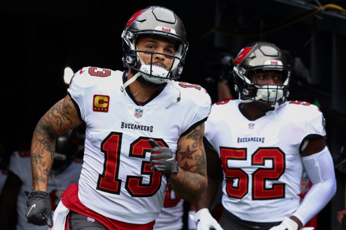 Mike Evans (13) runs on to the field before the game against the New York Jets at MetLife Stadium.