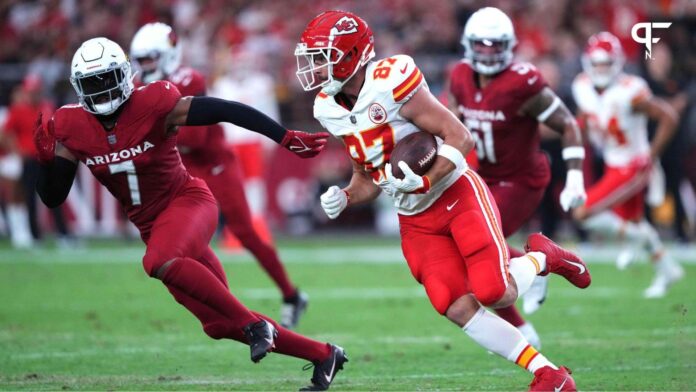 Kansas City Chiefs TE Travis Kelce (87) rushes with the ball against the Arizona Cardinals.