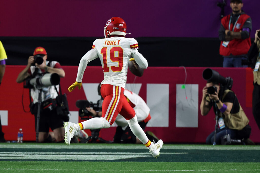 Newly acquired Chiefs WR Kadarius Toney expected to play Sunday night vs.  Titans