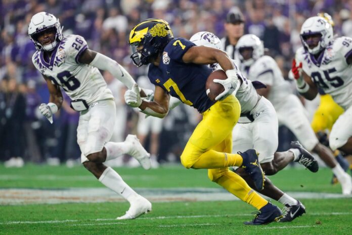 Michigan Wolverines RB Donovan Edwards (7) rushes the ball against TCU.