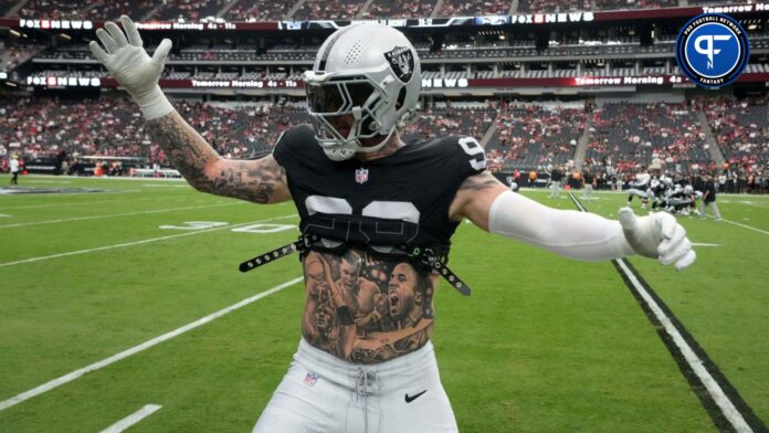 Las Vegas Raiders defensive end Maxx Crosby (98) gestures during the game against the San Francisco 49ers at Allegiant Stadium.