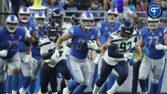 Sam LaPorta (87) makes a first down catch against the Seattle Seahawks during first-half action.