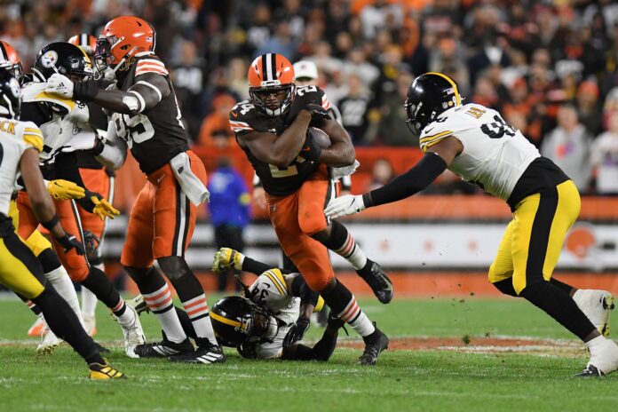 Cleveland Browns RB Nick Chubb (24) rushes the ball against the Pittsburgh Steelers.