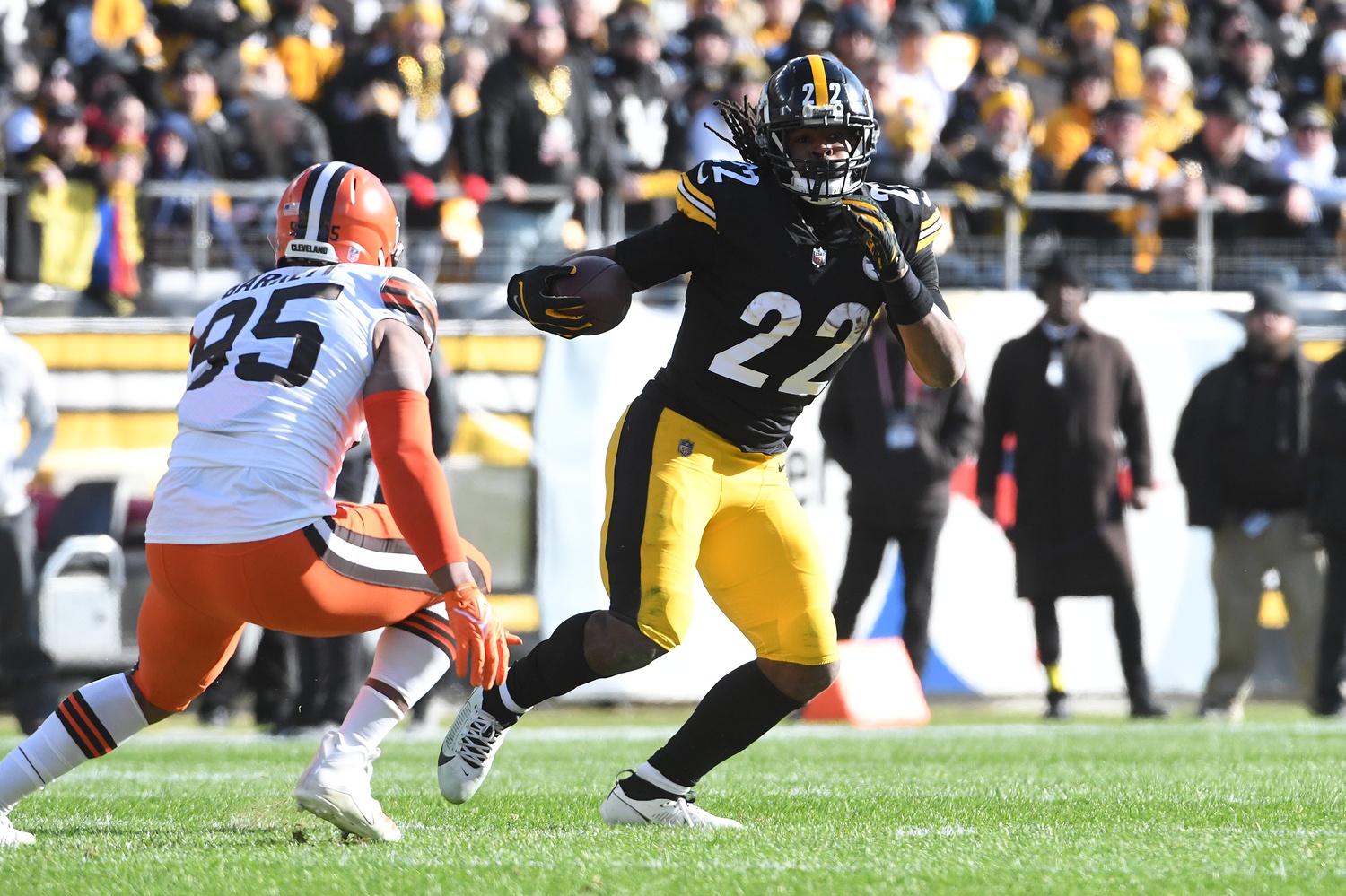 Browns vs. Steelers predictions: Player props, odds, best bets for