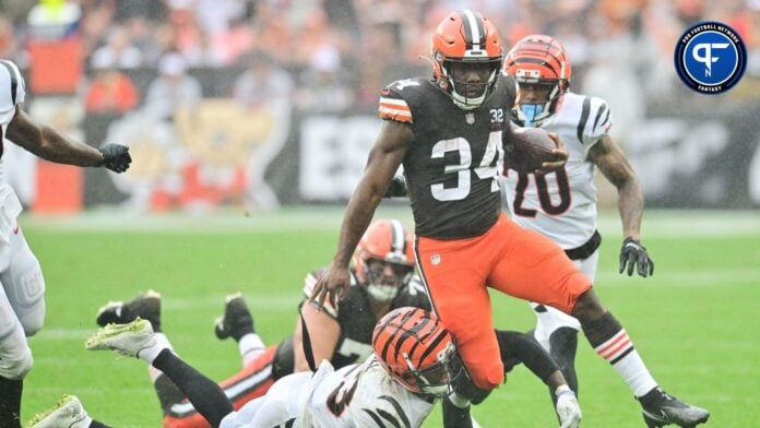 Cleveland Browns running back Jerome Ford (34) runs with the ball during the second half against the Cincinnati Bengals at Cleveland Browns Stadium.