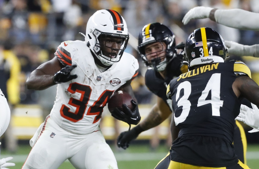 Cleveland Browns running back Jerome Ford (34) runs the ball against the Pittsburgh Steelers during the fourth quarter at Acrisure Stadium. Pittsburgh won 26-22.