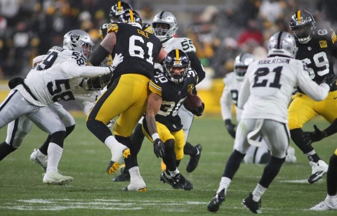 Pittsburgh Steelers RB Jaylen Warren (30) rushes the ball against the Las Vegas Raiders.