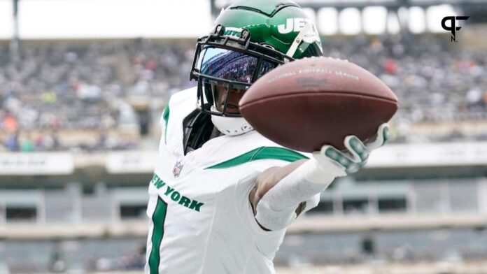 Sauce Gardner (1) catches the ball during warmups before the Jets take on the New England Patriots at MetLife Stadium.