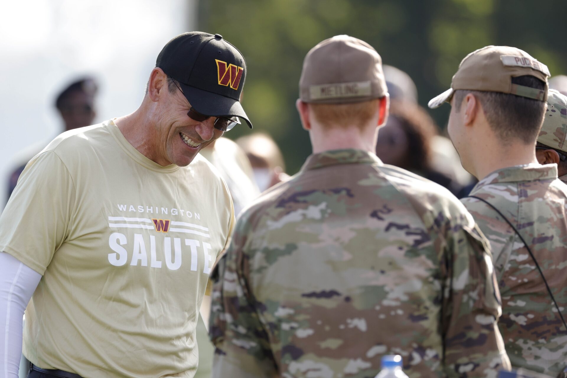 Nfl salute the outlet troops