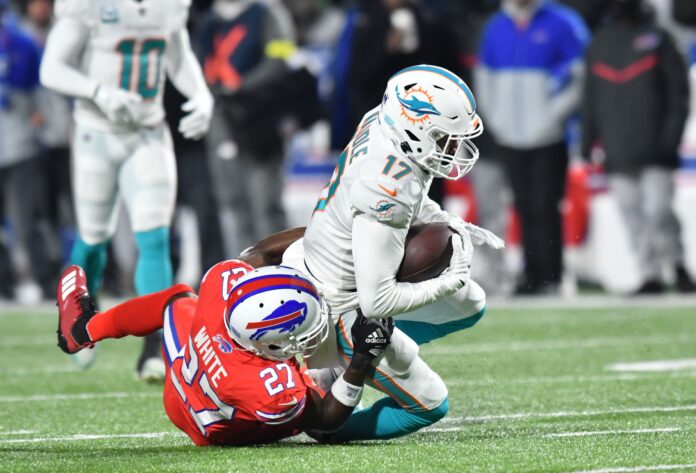 Miami Dolphins WR Jaylen Waddle (17) catches a pass against the Buffalo Bills.