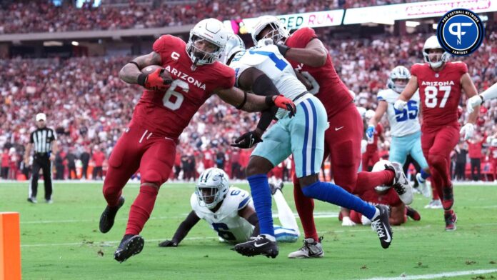 Arizona Cardinals RB James Conner (6) runs in for a touchdown against the Dallas Cowboys.