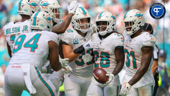 Miami Dolphins running back De'Von Achane (28) celebrates his