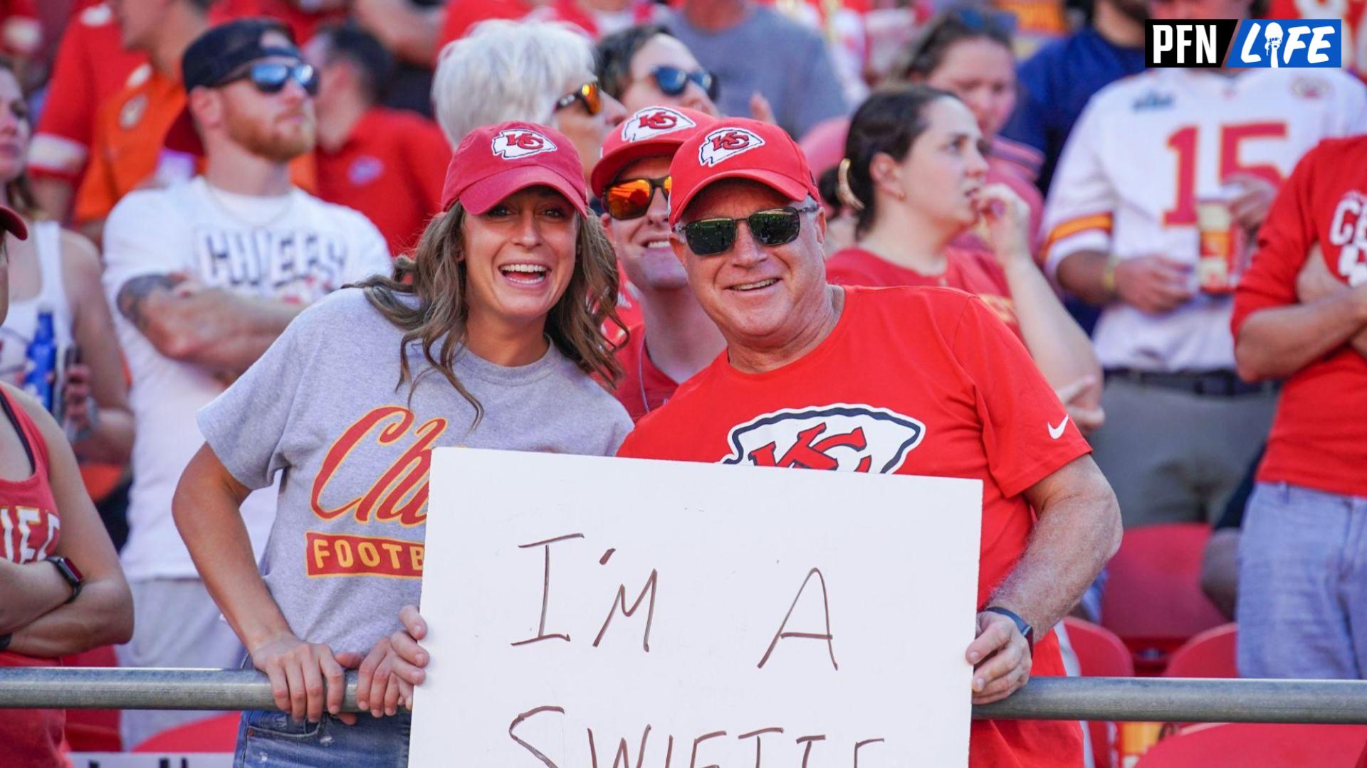 All of Taylor Swift's fashion tributes to Travis Kelce: Chiefs merch to  friendship bracelets