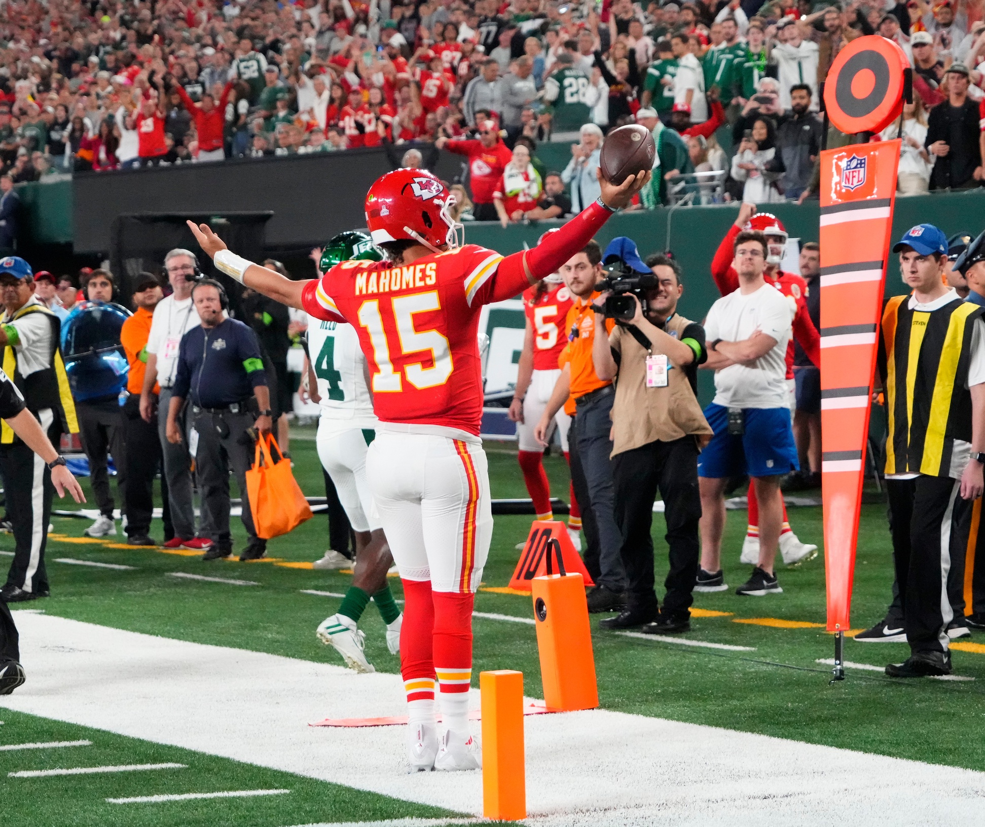 Isiah Pacheco Knows Tyreek Hill Used to Wear the No. 10 Chiefs Jersey but  Doesn't Care