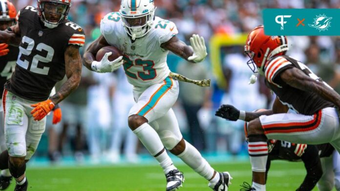 Dolphins RB Jeff Wilson Jr. leaves game with an injury