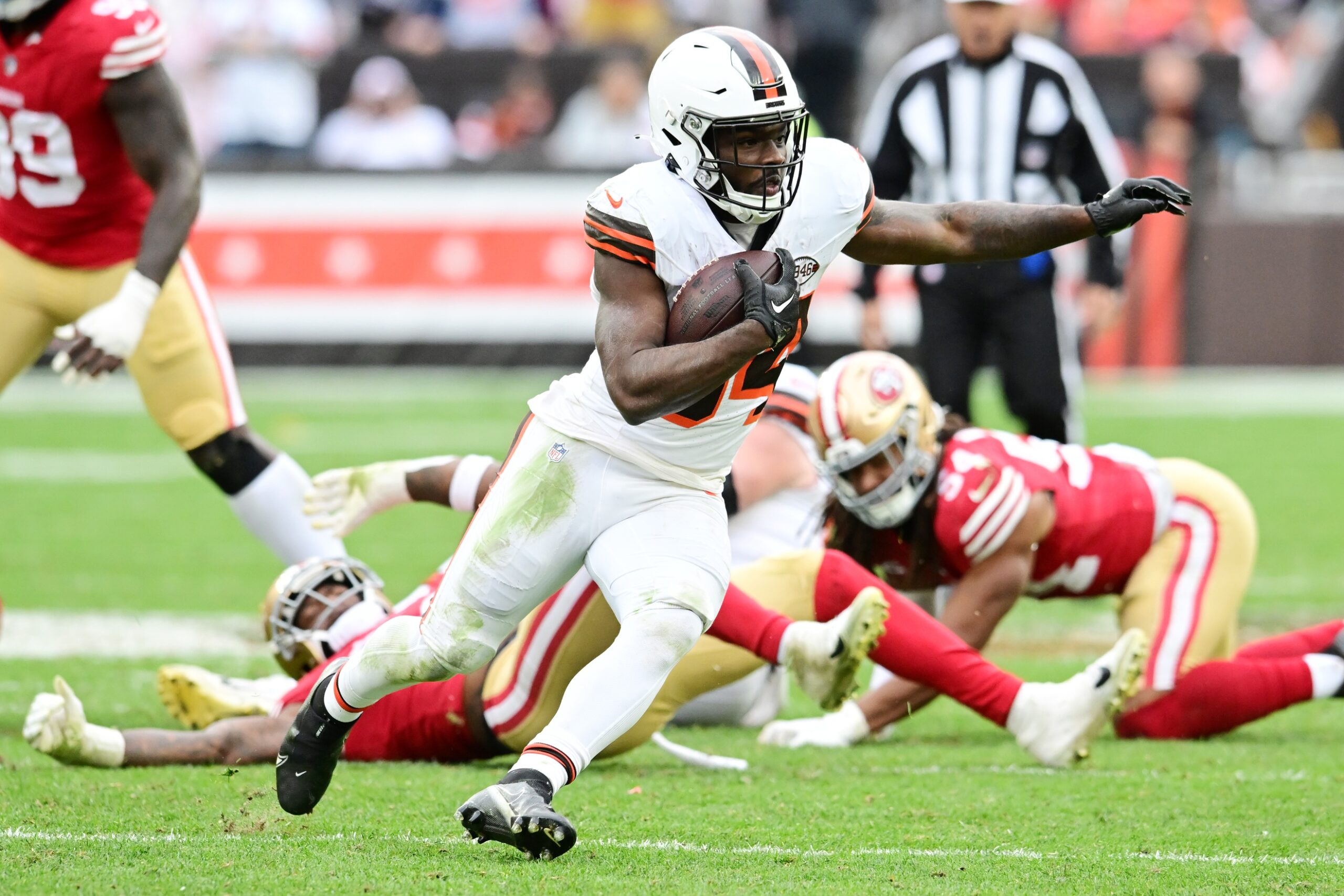 Jerome Ford (34) runs with the ball during the second half against the San Francisco 49ers at Cleveland Browns Stadium.