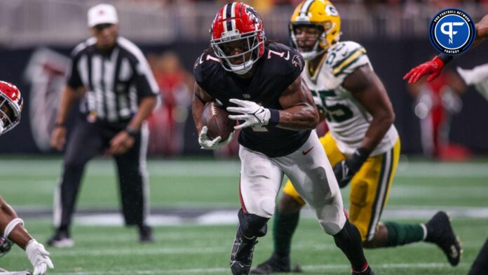 Atlanta Falcons running back Bijan Robinson (7) runs the ball against the Green Bay Packers in the second half at Mercedes-Benz Stadium.
